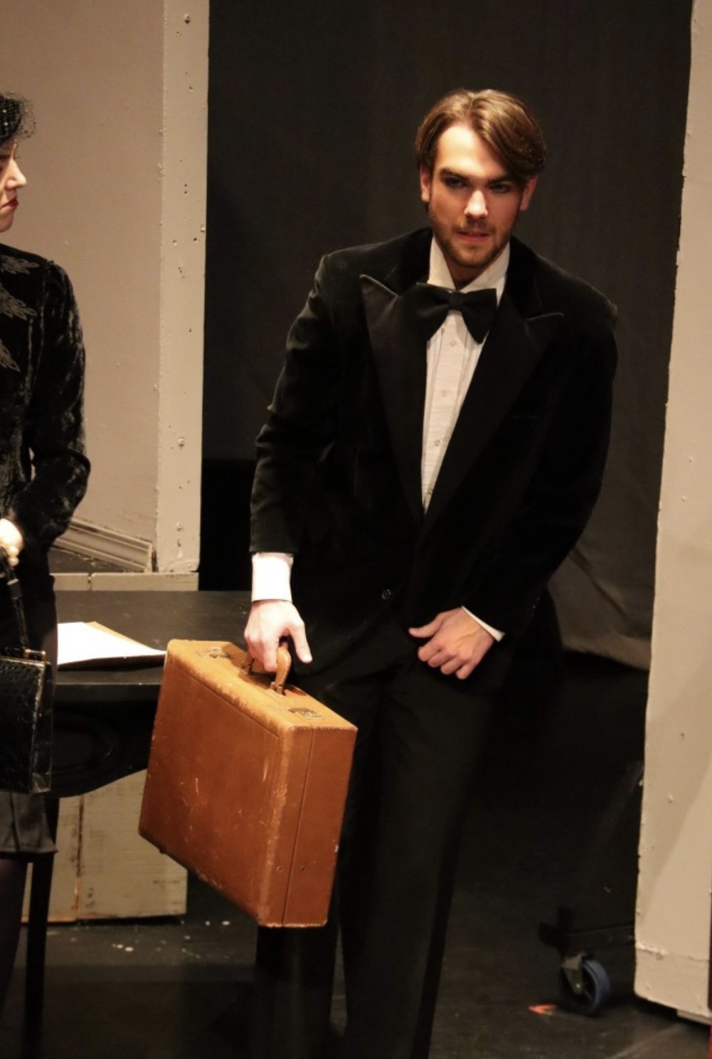 Richard Jordan as Mr. Boddy carrying a suitcase in CLUE